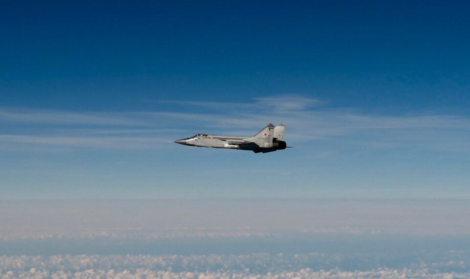 El avión de combate ruso MIG-31 vuela sobre el Mar Báltico después de violar el espacio aéreo de Estonia.