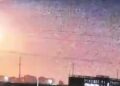 Video nocturno de una explosión brillante en el cielo.