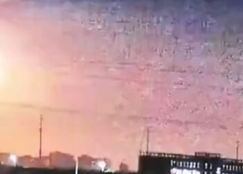 Video nocturno de una explosión brillante en el cielo.