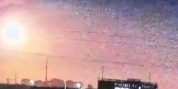Video nocturno de una explosión brillante en el cielo.