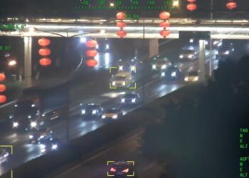 Imágenes de drones del tráfico nocturno en una carretera.