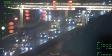 Imágenes de drones del tráfico nocturno en una carretera.