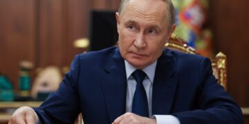 El presidente ruso, Vladimir Putin, escucha durante una reunión.