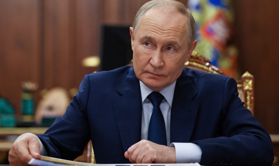 El presidente ruso, Vladimir Putin, escucha durante una reunión.