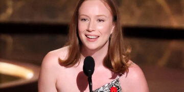 ¿Qué hizo Hannah Einbinder en su discurso de aceptación del Emmy?