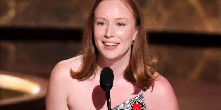 ¿Qué hizo Hannah Einbinder en su discurso de aceptación del Emmy?