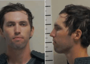 Tyler Robinson en un par de fotos de fotos, mostrando su retrato y perfil. Tiene cabello castaño, ojos color avellana y un afeitado limpio