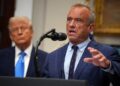El secretario de Salud y Servicios Humanos de los Estados Unidos, Robert F. Kennedy Jr., unido por el presidente Donald Trump, ofrece un anuncio en la sala Roosevelt de la Casa Blanca el 22 de septiembre de 2025 en Washington, DC