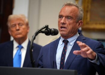 El secretario de Salud y Servicios Humanos de los Estados Unidos, Robert F. Kennedy Jr., unido por el presidente Donald Trump, ofrece un anuncio en la sala Roosevelt de la Casa Blanca el 22 de septiembre de 2025 en Washington, DC