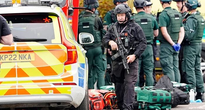 2 asesinados en el ataque terrorista de la sinagoga del Reino Unido, sospechoso disparado por la policía