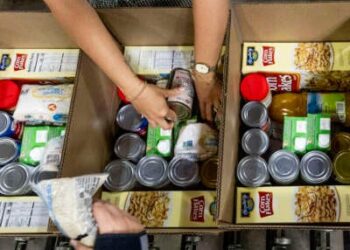 Trabajadores empacan cajas para el Programa de Alimentos Suplementarios en el Banco de Alimentos del Condado de Orange en Garden Grove, California, el 9 de mayo de 2025.
