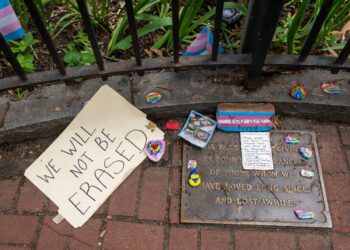 72 demócratas escriben una carta exigiendo al gobierno de Trump restaurar la historia trans en Stonewall