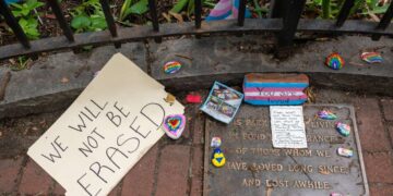 72 demócratas escriben una carta exigiendo al gobierno de Trump restaurar la historia trans en Stonewall