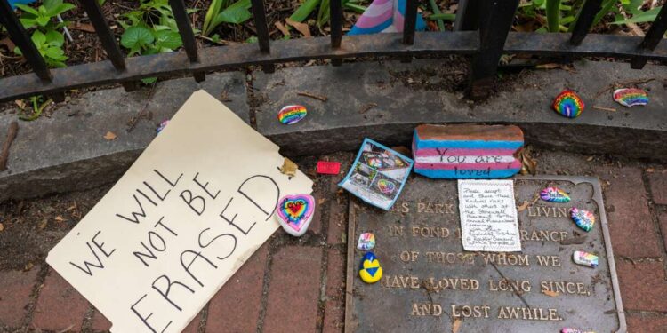 72 demócratas escriben una carta exigiendo al gobierno de Trump restaurar la historia trans en Stonewall