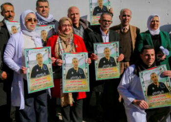 Los manifestantes sostienen pancartas y fotografías del Dr. Hossam Abu Safiya durante una sentada en Hebrón, en la Cisjordania ocupada por Israel, el 9 de enero de 2025.