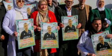 Los manifestantes sostienen pancartas y fotografías del Dr. Hossam Abu Safiya durante una sentada en Hebrón, en la Cisjordania ocupada por Israel, el 9 de enero de 2025.