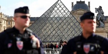 Actualización importante en la búsqueda de las joyas del Louvre, ya que se revela al posible COMPRADOR del botín después de que una pandilla se le acercara en la web oscura