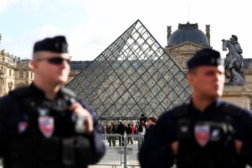 Actualización importante en la búsqueda de las joyas del Louvre, ya que se revela al posible COMPRADOR del botín después de que una pandilla se le acercara en la web oscura