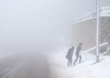 La gente camina en nevadas inesperadas en el Monte Jahorina cerca de Sarajevo.