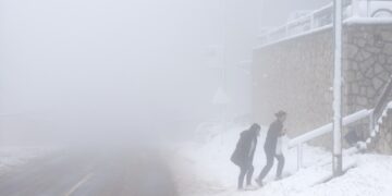 La gente camina en nevadas inesperadas en el Monte Jahorina cerca de Sarajevo.