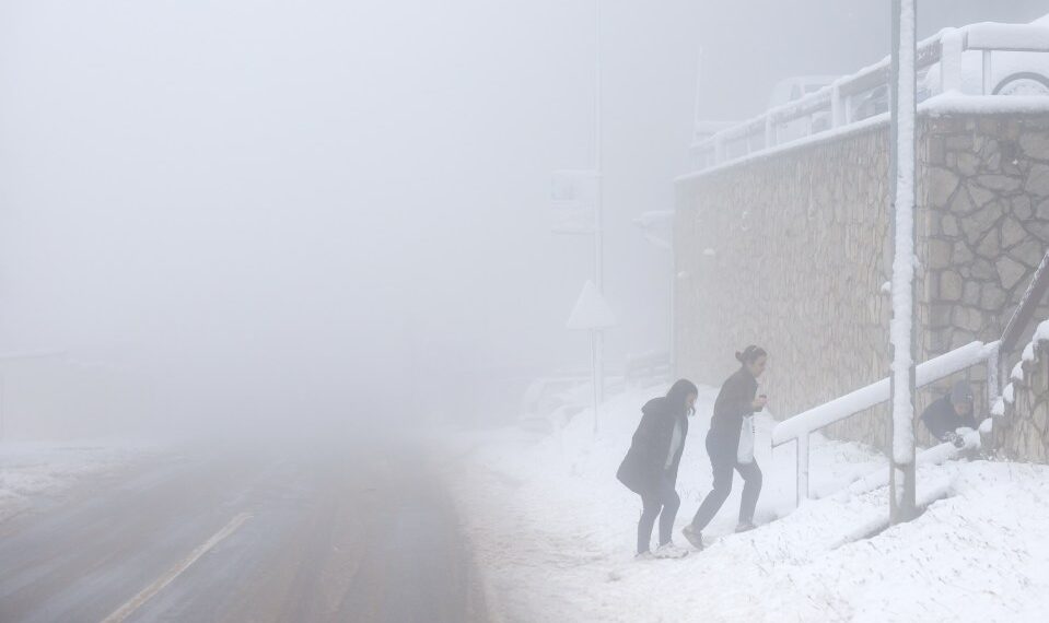 La gente camina en nevadas inesperadas en el Monte Jahorina cerca de Sarajevo.