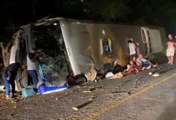 Al menos 25 muertos y decenas de heridos después de que un autobús estallara en llamas en un horroroso accidente en India