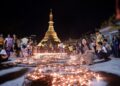 Los devotos budistas encienden lámparas de tierra en la Pagoda Botahtaung para conmemorar el día de luna llena del festival Thadingyut.