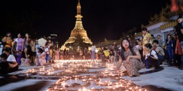 Los devotos budistas encienden lámparas de tierra en la Pagoda Botahtaung para conmemorar el día de luna llena del festival Thadingyut.