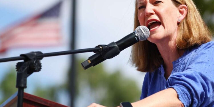 Arizona AG amenaza al presidente Johnson con una demanda por no prestar juramento a Grijalva