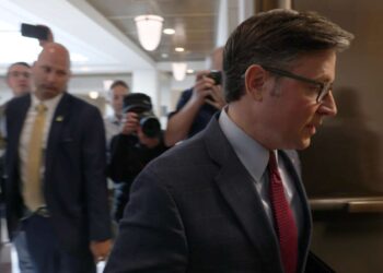 Arizona AG demanda a la Cámara por la negativa del presidente Johnson a jurar a Grijalva