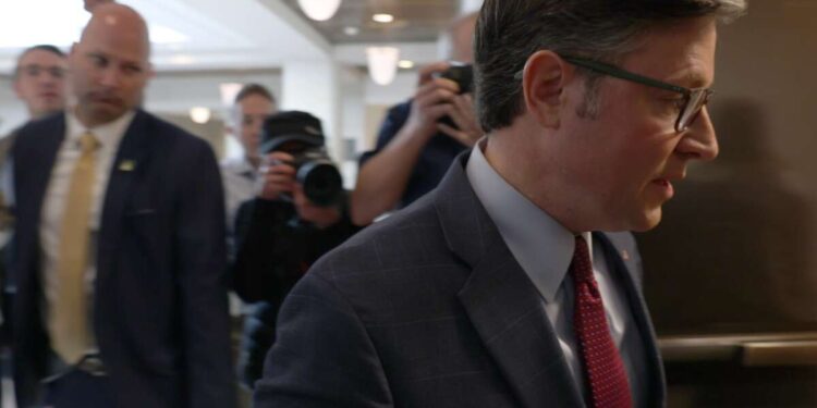 Arizona AG demanda a la Cámara por la negativa del presidente Johnson a jurar a Grijalva