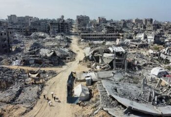 Bestias de Hamás filmadas golpeando las rodillas a los habitantes de Gaza mientras los terroristas vuelven a apretar el control