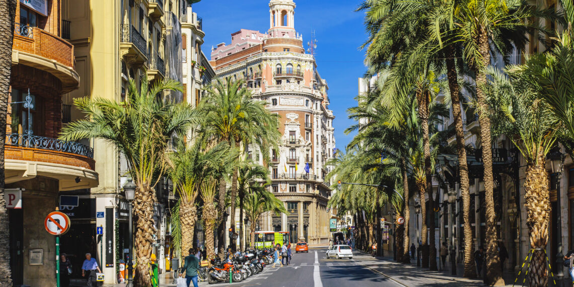 ¿Arrer de les Barques calle con palmeras en un día soleado en Valencia, España
