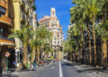¿Arrer de les Barques calle con palmeras en un día soleado en Valencia, España