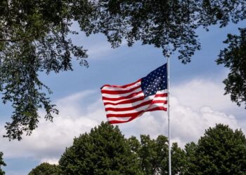 Cadena de hamburguesas instala banderas estadounidenses 'más altas y más grandes' en restaurantes de todo el país