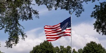 Cadena de hamburguesas instala banderas estadounidenses 'más altas y más grandes' en restaurantes de todo el país