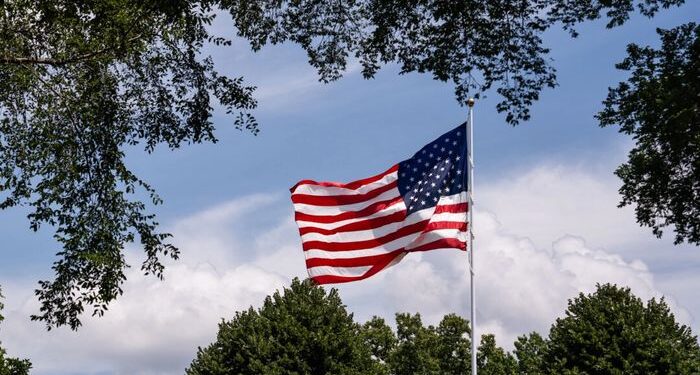 Cadena de hamburguesas instala banderas estadounidenses 'más altas y más grandes' en restaurantes de todo el país