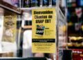 Un cartel en una tienda de comestibles en Brooklyn, Nueva York, el 5 de diciembre de 2019. (Scott Heins/Getty Images)