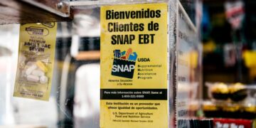 Un cartel en una tienda de comestibles en Brooklyn, Nueva York, el 5 de diciembre de 2019. (Scott Heins/Getty Images)