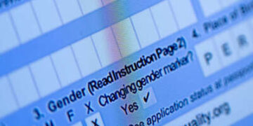 Se observa una solicitud de pasaporte parcialmente completa, con un marcador de género X, en un monitor de computadora en Alexandria, Virginia, el 11 de abril de 2022.