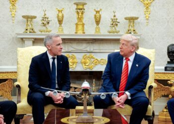 El presidente Donald Trump se reúne con el primer ministro canadiense Mark Carney en la Oficina Oval el 6 de mayo de 2025. (Anna Moneymaker/Getty Images)