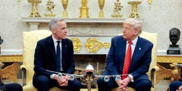 El presidente Donald Trump se reúne con el primer ministro canadiense Mark Carney en la Oficina Oval el 6 de mayo de 2025. (Anna Moneymaker/Getty Images)