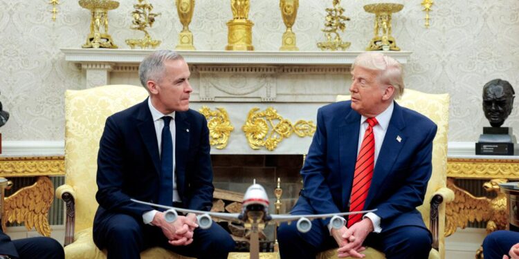 El presidente Donald Trump se reúne con el primer ministro canadiense Mark Carney en la Oficina Oval el 6 de mayo de 2025. (Anna Moneymaker/Getty Images)