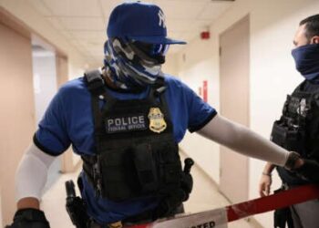 Los agentes federales patrullan los pasillos del Tribunal de Inmigración del Edificio Federal Jacob K. Javitz en la ciudad de Nueva York.