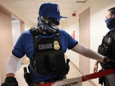 Los agentes federales patrullan los pasillos del Tribunal de Inmigración del Edificio Federal Jacob K. Javitz en la ciudad de Nueva York.