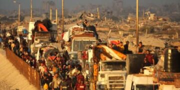 Los palestinos desplazados se mueven con sus pertenencias hacia el sur por una carretera en el área del campo de refugiados de Nuseirat en el centro de la Franja de Gaza el 24 de septiembre de 2025, mientras Israel intensifica su ofensiva aérea y terrestre para capturar la ciudad de Gaza.