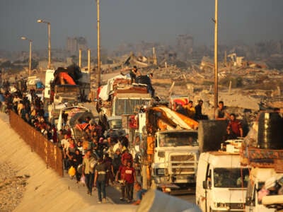 Los palestinos desplazados se mueven con sus pertenencias hacia el sur por una carretera en el área del campo de refugiados de Nuseirat en el centro de la Franja de Gaza el 24 de septiembre de 2025, mientras Israel intensifica su ofensiva aérea y terrestre para capturar la ciudad de Gaza.