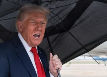 El presidente de Estados Unidos, Trump, aborda el Air Force One cuando parte hacia Israel, en la Base Conjunta Andrews.