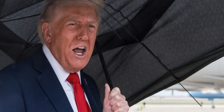 El presidente de Estados Unidos, Trump, aborda el Air Force One cuando parte hacia Israel, en la Base Conjunta Andrews.