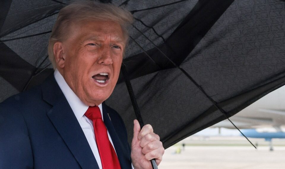 El presidente de Estados Unidos, Trump, aborda el Air Force One cuando parte hacia Israel, en la Base Conjunta Andrews.